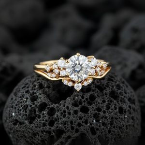 Anillo Solitario «Corona Floral en V» con adornos de Racimo Oro 18k