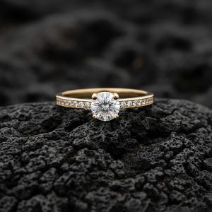 Anillo Solitario Redondo «Banda Pavé Horizontal» Oro 18k
