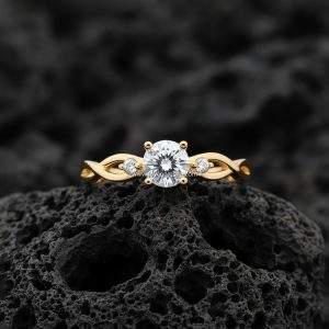 Anillo Tres Piedras «Trilogy Banda Twist» Oro 18k