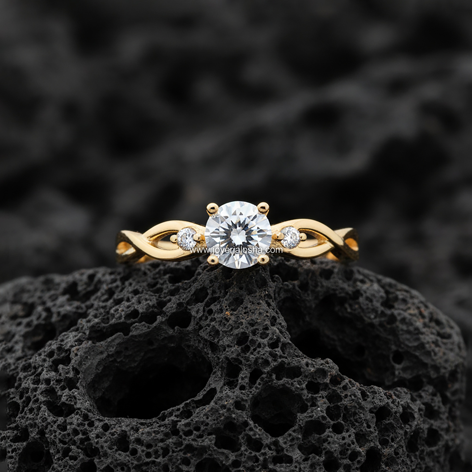 Anillo Tres Piedras "Trilogy Banda Twist" Oro 18k