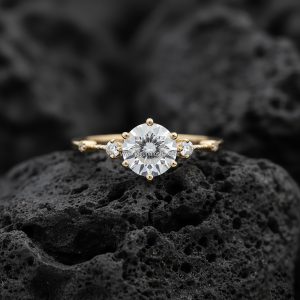 Anillo Tres Piedras «Trilogy Acentos Vintage» Oro 18k