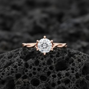 Anillo Solitario Redondo «Banda Twist de Seis Garras» Oro Rosa