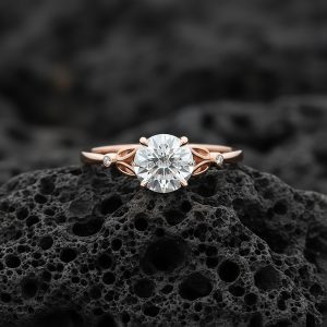 Anillo Solitario Redondo «Diseño de Hoja y Acentos» Oro Rosa