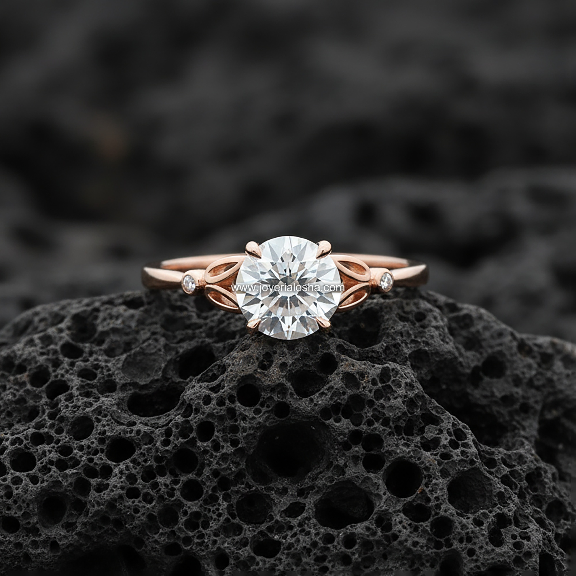 Anillo Solitario Redondo "Diseño de Hoja y Acentos" Oro Rosa