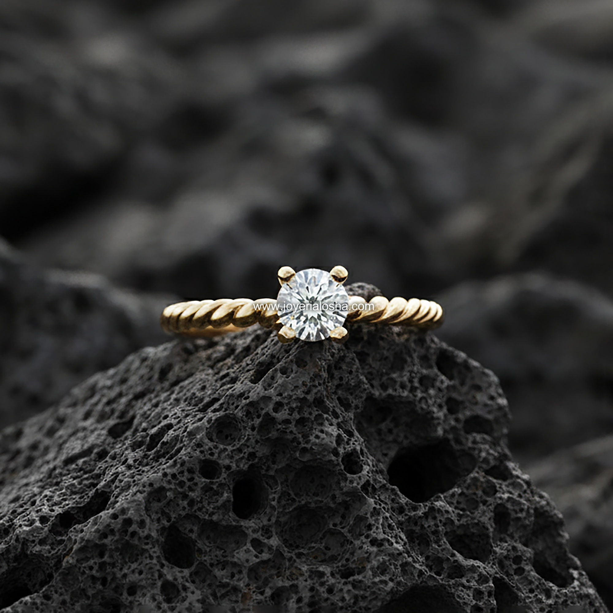 Anillo Solitario Redondo "Banda Trenzada" Oro 18k