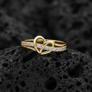 Anillo Corazón Calado Entrelazado Banda Pavé Oro 18k