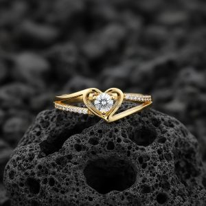Anillo Solitario Redondo «Corazón con Banda Pavé» Oro 18k