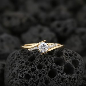 Anillo Solitario Redondo «Banda Asimétrica Pavé» Oro 18k