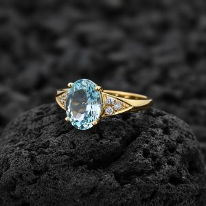 Anillo Ovalado «Trillion Aguamarina Acentos» Oro 18k