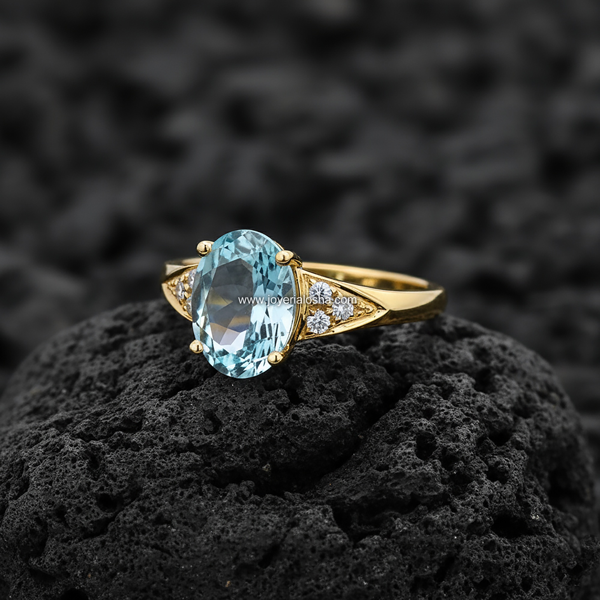Anillo Ovalado "Trillion Aguamarina Acentos" Oro 18k