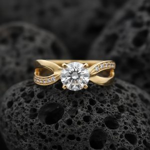 Anillo Solitario Redondo «Banda Cruzada Pavé Milgrain» Oro 18k