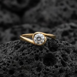 Anillo Solitario Redondo «Swirl Engaste Bisel» Oro 18k