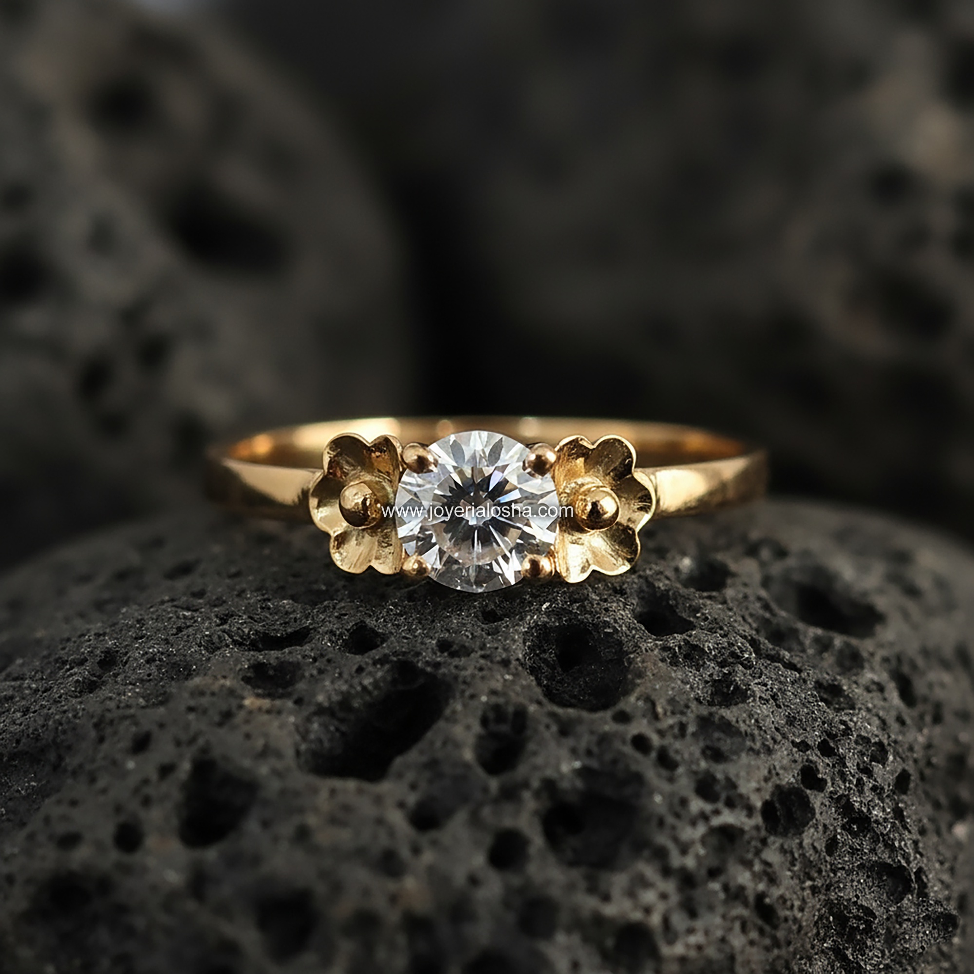Anillo Solitario Redondo "Hombros Flor de Loto" Oro 18k
