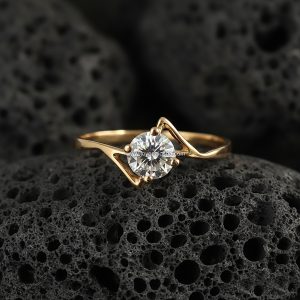 Anillo Solitario Redondo «Engaste Geométrico V-Bypass» Oro 18k