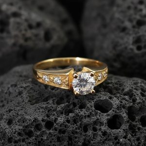 Anillo Solitario Redondo «Banda Ancha Grabada Milgrain» Oro 18k