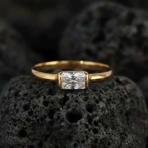Anillo Solitario «Baguette Horizontal Engaste Bisel» Oro 18k