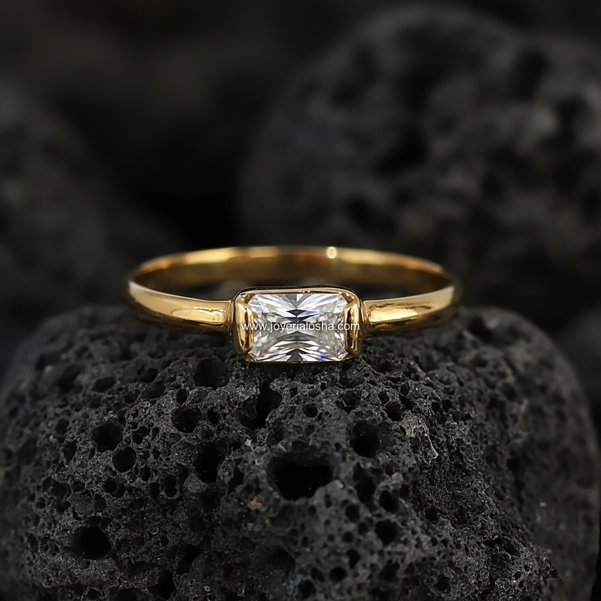 Anillo Solitario "Baguette Horizontal Engaste Bisel" Oro 18k