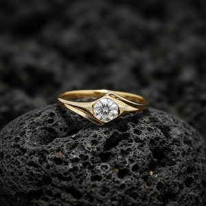 Anillo Solitario Redondo «Engaste Escudo Geométrico» Oro 18k