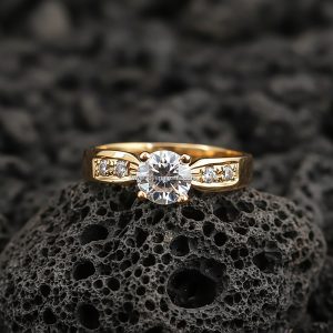 Anillo Solitario Redondo «Banda Ancha Acentos Milgrain» Oro 18k