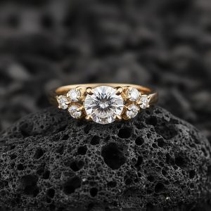Anillo Solitario Redondo «Cluster Floral Seis Garras» Oro 18k