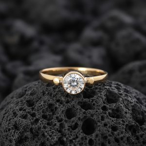 Anillo Solitario Redondo «Engaste Bisel con Acentos de Metal» Oro 18k