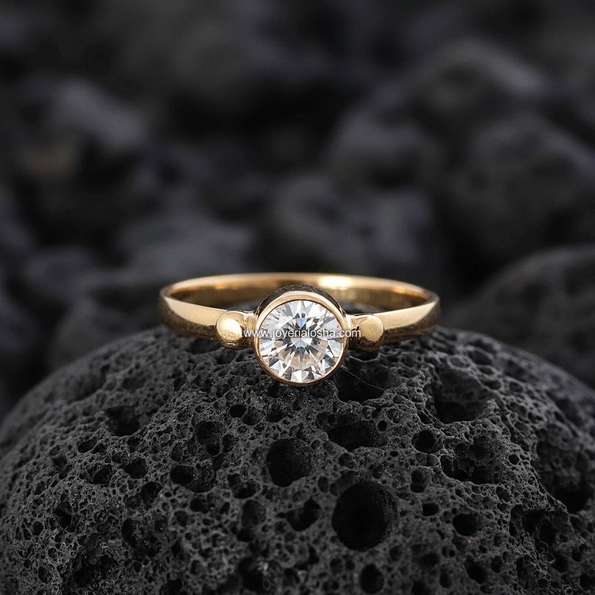 Anillo Solitario Redondo "Engaste Bisel con Acentos de Metal" Oro 18k