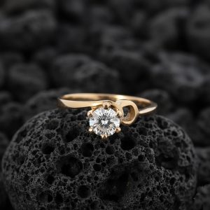 Anillo Solitario Redondo «Engaste Tensión Detalle Circular» Oro 18k
