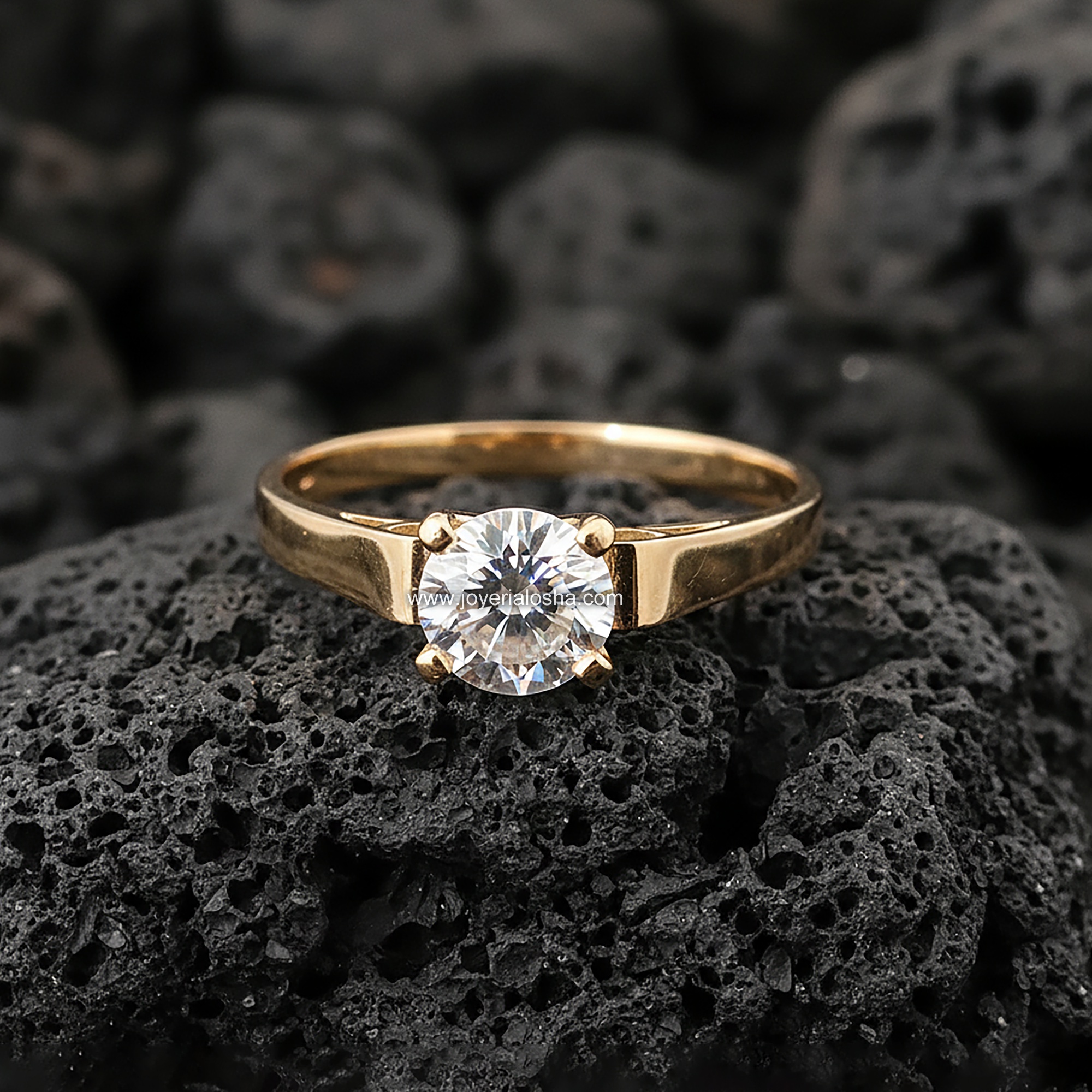 Anillo Solitario Redondo "Hombros Cuadrados Cuatro Garras" Oro 18k