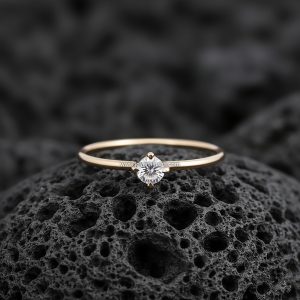 Anillo Solitario Redondo «Banda Ultra Fina Cuatro Garras» Oro 18k