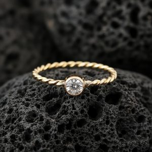 Anillo Solitario Redondo «Banda Cuerda Engaste Bisel» Oro 18k
