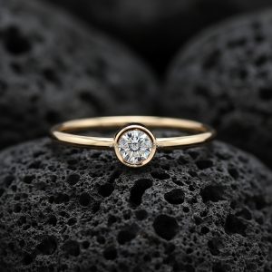 Anillo Solitario Redondo «Banda Fina Engaste Bisel» Oro 18k