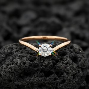 Anillo Solitario Redondo «Banda V-Shank» Oro Rosa 18k