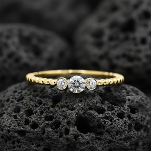 Anillo Three-Stone Redondo «Banda de Bolitas Engaste Bisel» Oro 18k