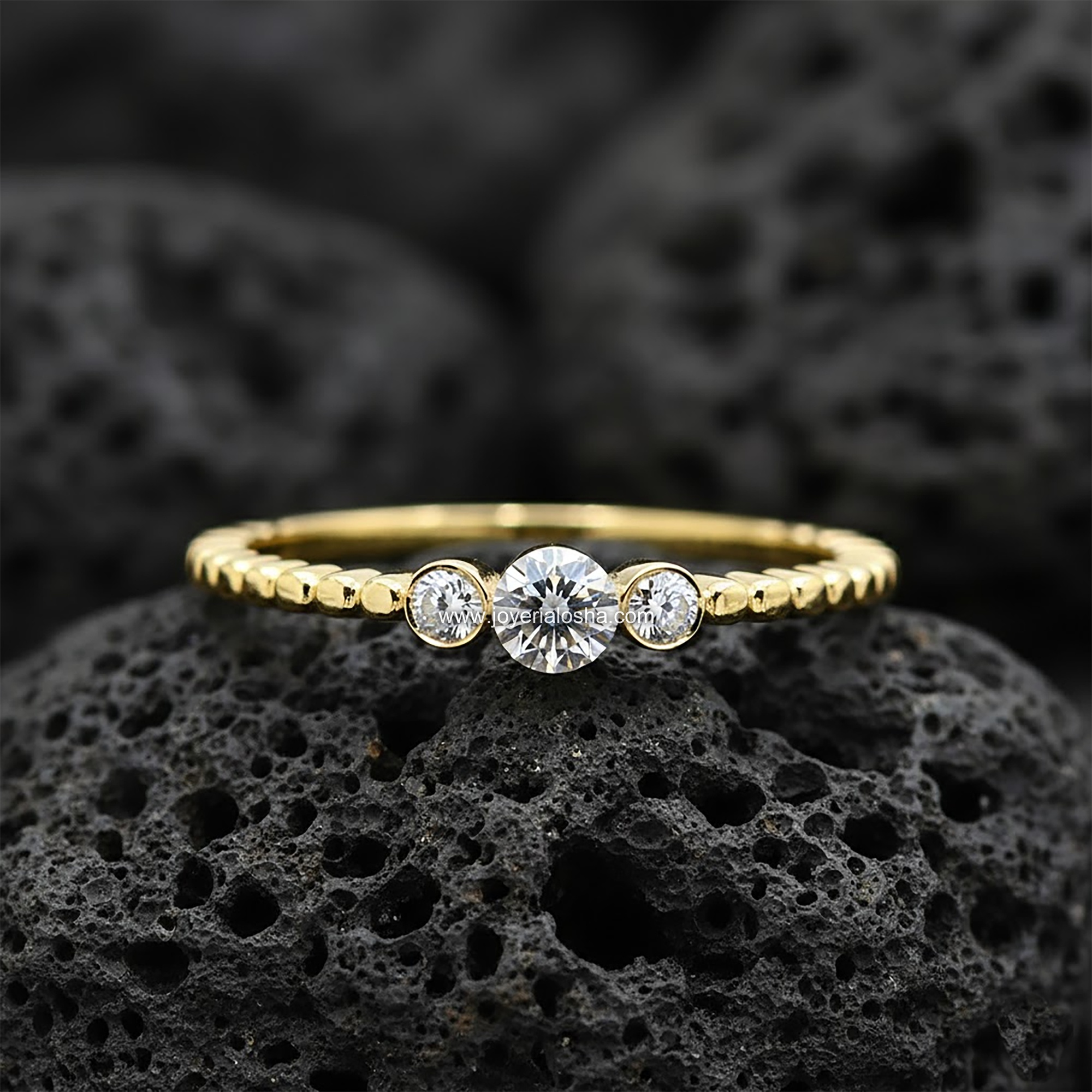 Anillo Three-Stone Redondo "Banda de Bolitas Engaste Bisel" Oro 18k
