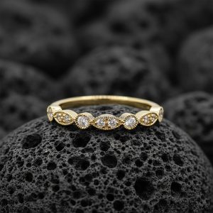Anillo Banda de Media Eternidad «Motivo Oval Milgrain» Oro 18k