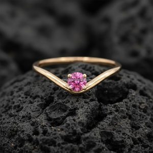 Anillo Solitario Redondo «Banda Chevron Rosa» Oro Rosa 18k
