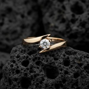 Anillo Solitario Redondo «Bypass con Puntas Afiladas» Oro 18k