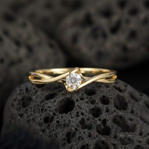 Anillo Solitario Redondo «Bypass Entrelazado» Oro 18k