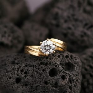 Anillo Solitario Redondo «Banda Ancha Bypass Seis Garras» Oro 18k