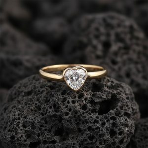Anillo Solitario Corazón «Engaste Bisel Banda Lisa» Oro 18k