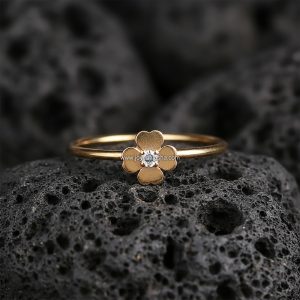 Anillo Banda Flor «Trébol de Cuatro Hojas con Acento» Oro 18k