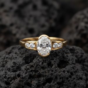 Anillo Solitario Ovalado Horizontal «Acentos Redondos en Galería» Oro 18k