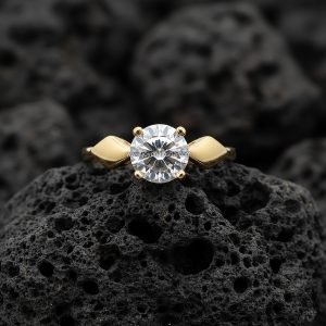 Anillo Solitario Redondo «Hombros Naveta Sólida Seis Garras» Oro 18k