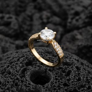 Anillo Solitario Redondo «Banda Pavé Ancha Texturizada» Oro 18k