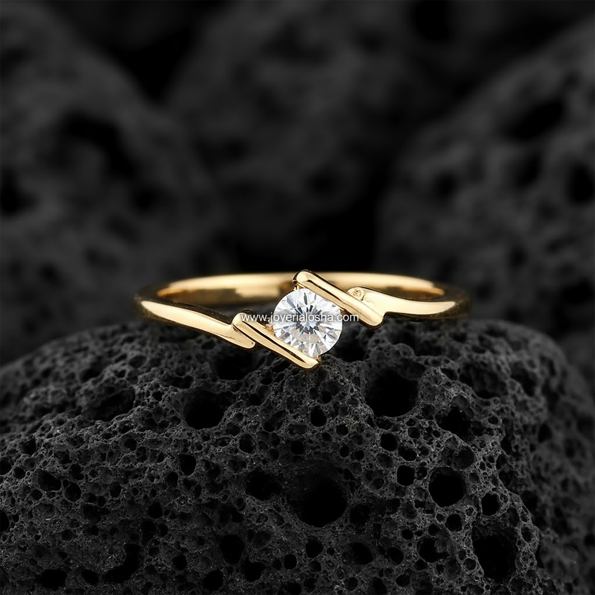 Anillo Solitario Redondo "Bypass Asimétrico Tensión con Acento" Oro 18k