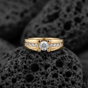 Anillo Solitario Redondo «Banda Ancha Canal Lateral» Oro 18k