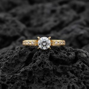 Anillo Solitario Redondo «Banda Ancha Pavé de Canal» Oro 18k