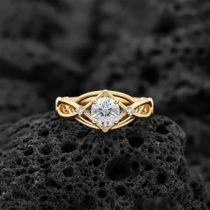 Anillo Solitario Redondo «Galería Geométrica Entrelazada» Oro 18k
