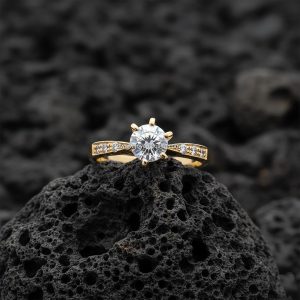 Anillo Solitario Redondo «Seis Garras con Hombros de Canal» Oro 18k