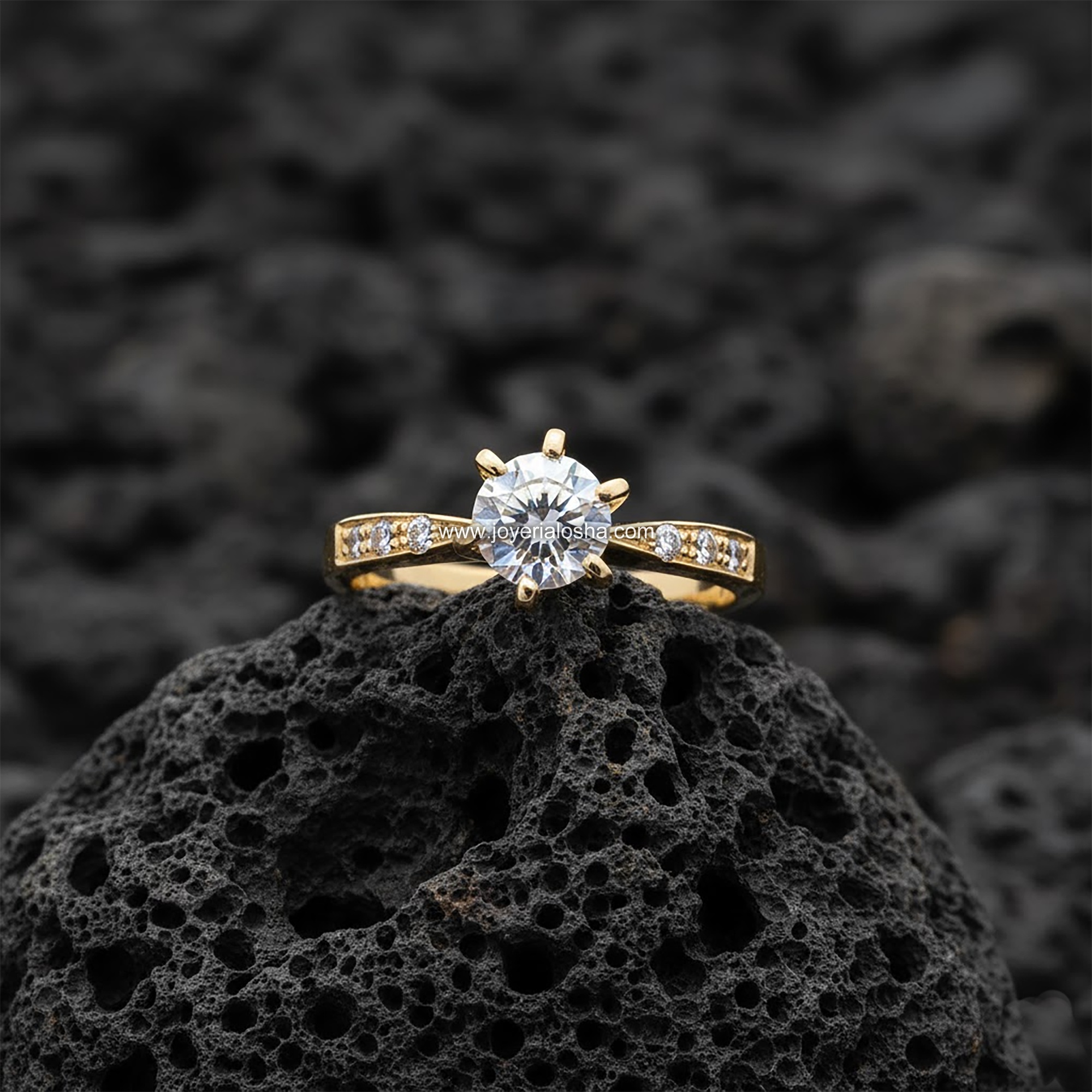 Anillo Solitario Redondo "Seis Garras con Hombros de Canal" Oro 18k